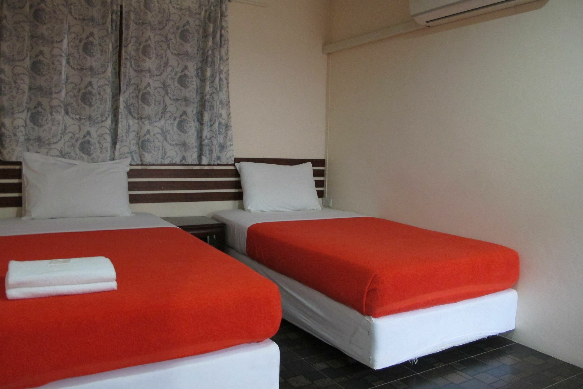 Samchai Hotel 시 라차 외부 사진