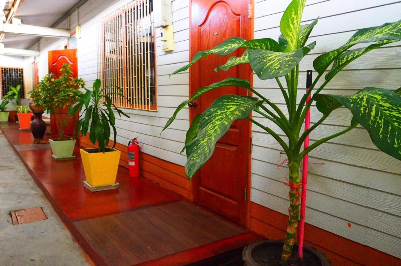 Samchai Hotel 시 라차 외부 사진